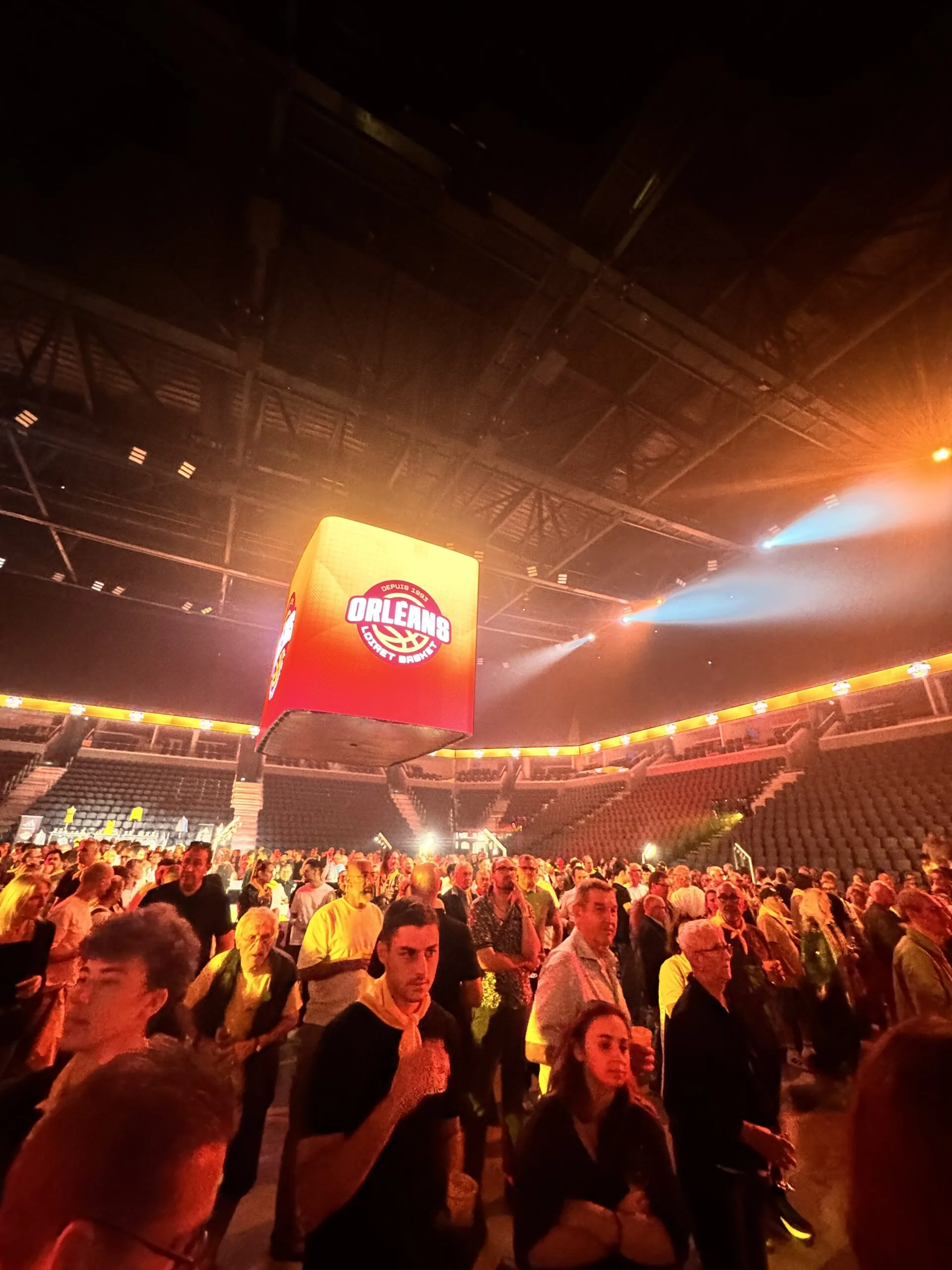 The atmosphere inside the CO'Met arena with the Orléans Loiret Basket cube